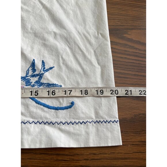 Set of two white pillowcases with embroidered birds and flowers - Picture 4 of 6